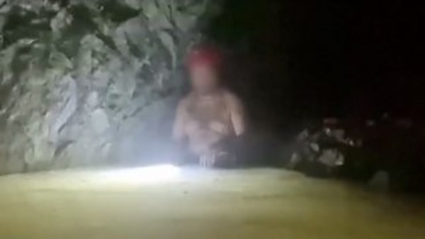 صورة للعامل وهو عالق داخل النفق