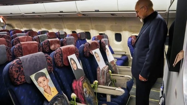  الوفد الإيراني يصطحب حقائب طلاب مدرسة ميناب