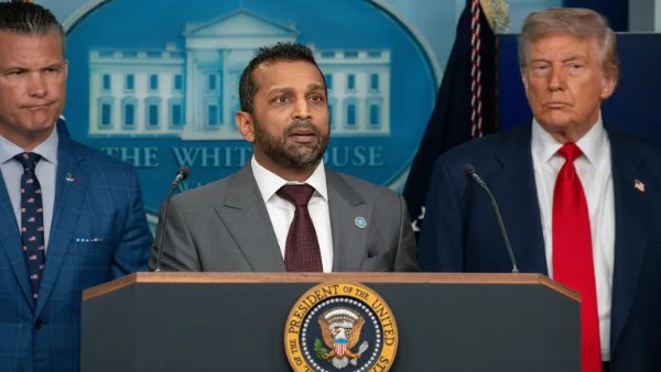 مدير مكتب التحقيقات الفيدرالي بصحبة ترامب وفانس