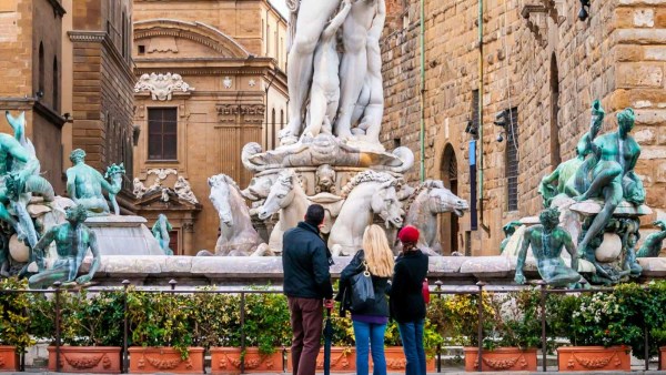 صوةد من التمثال الشهير