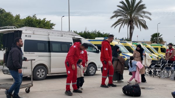 وصول دفعة جديدة من العائدين لقطاع غزة إلي ميناء رفح البري بشمال سيناء