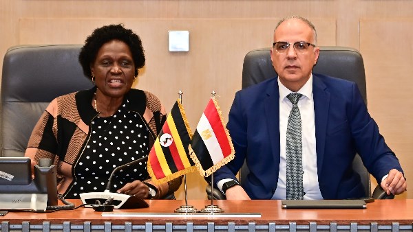 وزير الري يبحث مع وزيرة البيئة الأوغندية تعزيز التعاون في مجال المياه