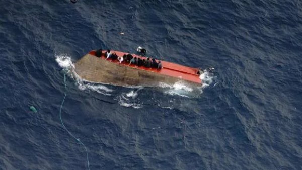 إنقاذ 32 شخصا وفقدان أكثر من 70 جراء انقلاب قارب للهجرة غير الشرعية بالبحر المتوسط