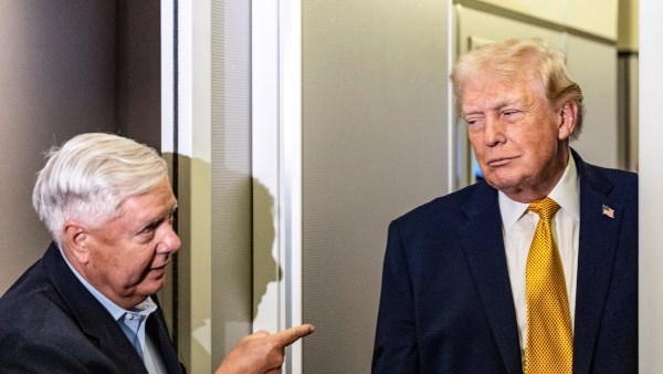 سيناتور أمريكي: ترامب جاد للغاية فيما يتعلق بإنذاره النهائي لإيران بفتح مضيق هرمز وإلا ستواجه ردا عسكريا