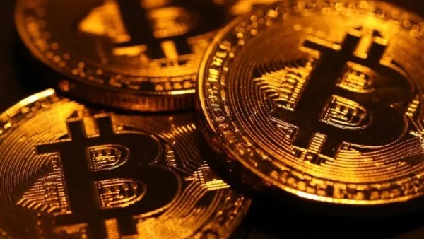 مهلة ترامب لإيران تهز أسواق العملات الرقمية و"بيتكوين" تهبط دون 69 ألف دولار