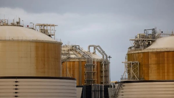 إغلاق مضيق هرمز يصعد أزمة نقص إمدادات الغاز الطبيعي المسال عالميا