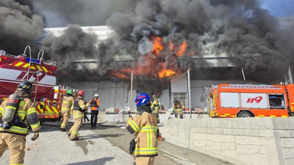 مصرع اثنين من رجال الإطفاء بكوريا الجنوبية أثناء محاولتهما إخماد حريق في مستودع تبريد