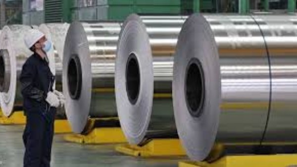 تقرير: رسوم جمركية جديدة على الصلب في المملكة المتحدة تهدد قطاع التصنيع وتحذر من فقدان آلاف الوظائف