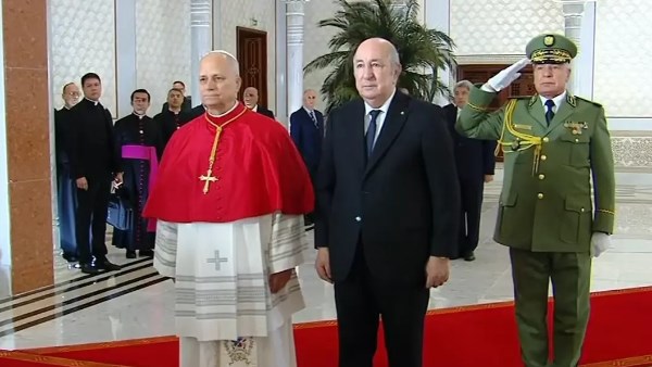 بابا الفاتيكان يصل إلى الجزائر في مستهل جولة إفريقية تشمل 4 دول