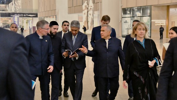 رئيس جمهورية تتارستان يشيد بتجربة العرض في المتحف المصري الكبير