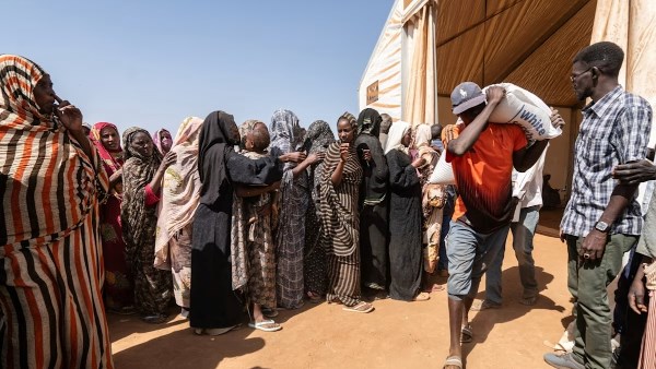 "فاينانشيال تايمز": حرب إيران تُنذر بكارثة غذائية عالمية وتُفاقم مخاطر الجوع