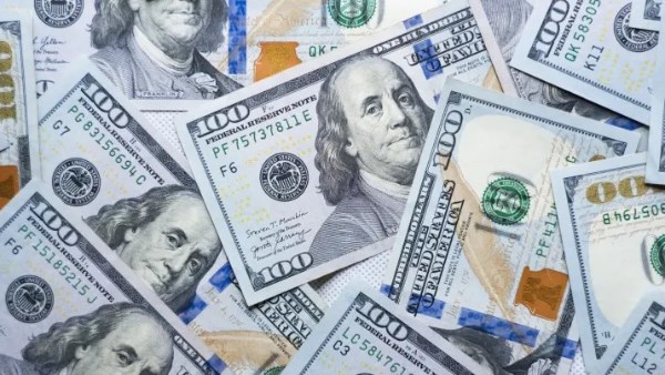 الدولار يستقر قرب أعلى مستوى في أسبوع بعد تمديد وقف إطلاق النار مع إيران