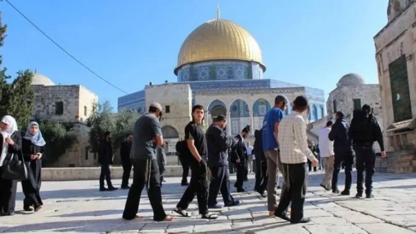 عشرات المستوطنين يقتحمون المسجد الأقصى ويؤدون طقوسا تلمودية