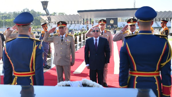 الرئيس السيسي يضع إكليلًا من الزهور على النصب التذكاري لشهداء القوات المسلحة وقبر الرئيس السادات بمناسبة ذكرى تحرير سيناء