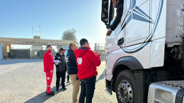 قافلة "زاد العزة" الـ 183 تدخل إلى الفلسطينيين في قطاع غزة