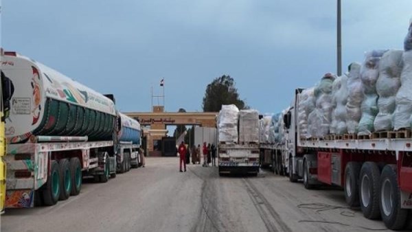 قافلة المساعدات الإنسانية الـ185 تتوجه إلي قطاع غزة
