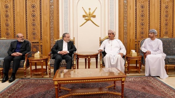 عراقجي يصل مسقط 