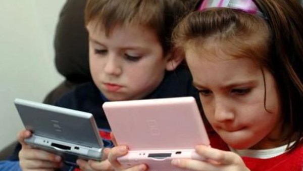 خبير نفسي يحذر: الإفراط في الألعاب الإلكترونية يضر بوظائف مخ الأطفال