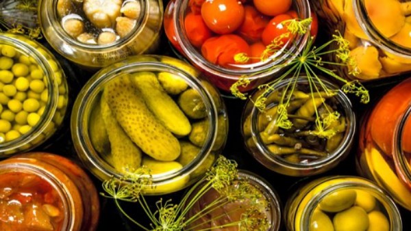 المخللات بين الطعم الشهي والمخاطر الخفية.. ما الحد الآمن لتناولها؟ المخللات بين الطعم الشهي والمخاطر الخفية.. ما الحد الآمن لتناولها؟