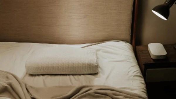 وسادة يابانية ذكية تغيّر وضعية النوم وتمنح استيقاظًا أكثر راحة| تفاصيل