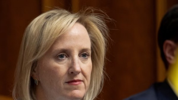 سفيرة الولايات المتحدة بالإنابة لدى أوكرانيا جولي ديفيس