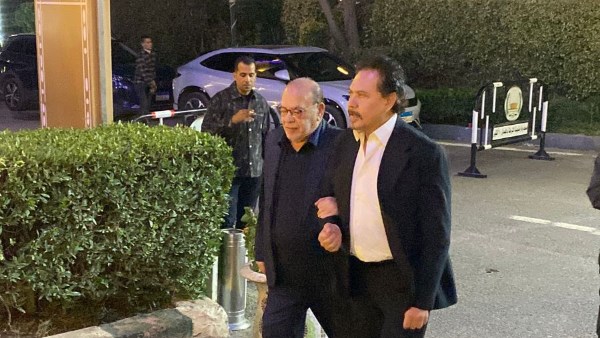 حضور نجوم الفن.. صلاح عبد الله ومحمد رياض في عزاء والد حاتم صلاح