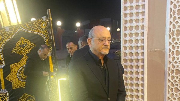 شريف عرفة ومنة عرفة في عزاء مدير التصوير الراحل عبد الحميد التوني 