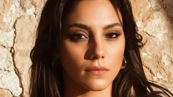 رومانسية خلف الكواليس: نجمة "المدينة البعيدة" تكشف حقيقة علاقتها مع أتاكان أوزكايا