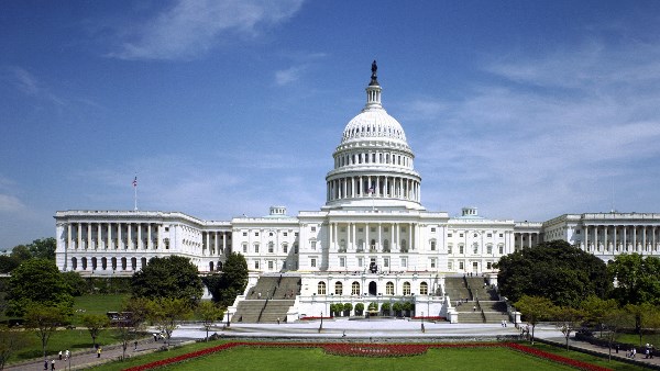 احتجاجات واسعة داخل أمريكا ضد الحرب.. وماك شرقاوي: المزاج الشعبي قد يقيد قرارات ترامب