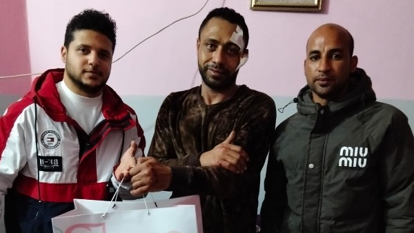 رئيس مياه الشرب بالجيزة يكرم سائقا أصيب أثناء التعامل مع مياه الأمطار