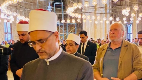 الملك أحمد فؤاد الثاني يؤدي صلاة الجمعة بمسجد محمد علي في القلعة..شاهد