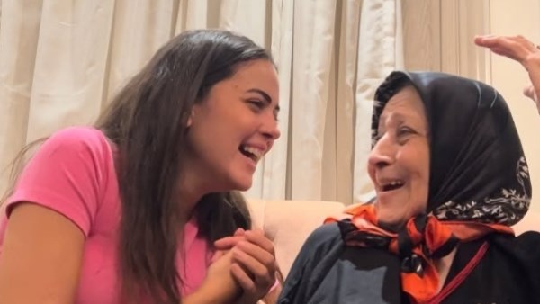 و ئام مجدي و جدتها 