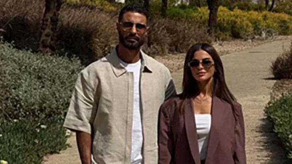 كريم فهمي ينشر صورًا رومانسية مع زوجته