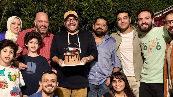 حسام داغر يحتفل مع اصدقائه بعيد ميلاده