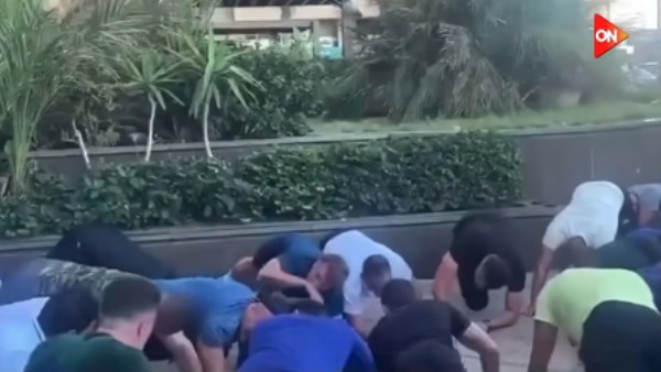 الأمن والاستقرار يرسمان صورة مصر الحديثة.. وماكرون يتجول بحرية بين شباب الإسكندرية