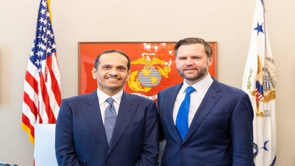نائب الرئيس الأمريكي يناقش مع رئيس الوزراء القطري تخفيف حدة التوترات