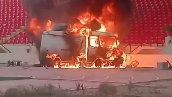 الجماهير يحرقون سيارة شرطة في ليبيا عقب مباراة 