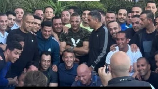 عاجل.. ماكرون يلتقط صورًا تذكارية مع عدد من الشباب وعمال مطعم بالإسكندرية. شاهد 