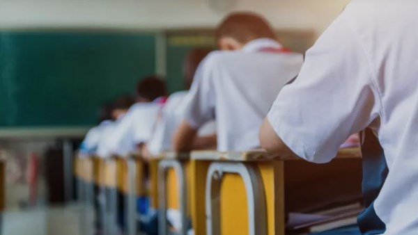 3 تلاميذ في 4 ابتدائي يعتدون على زميلهم بآلة حادة