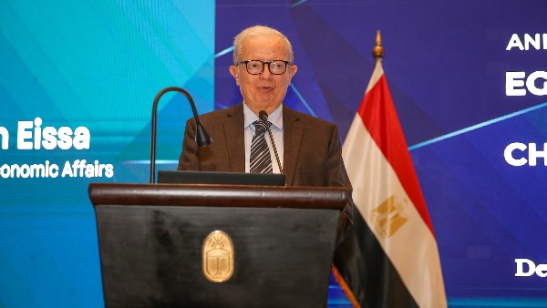  الدكتور حسين عيسى