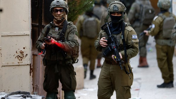 الاحتلال الإسرائيلي يعتقل فلسطينيا غرب سلفيت ويواصل اعتداءته على المزارعين بالقدس الاحتلال الإسرائيلي يعتقل فلسطينيا غرب سلفيت ويواصل اعتداءته على المزارعين بالقدس