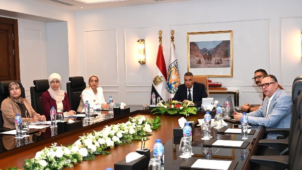 محافظ جنوب سيناء يبحث إنشاء منطقة سياحية وترفيهية متكاملة وكومباوند سكني بـ جنان شرم