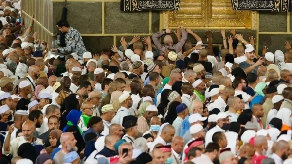 ضيوف الرحمن يودّعون أيام الحج بالطواف والدعاء في رحاب المسجد الحرام