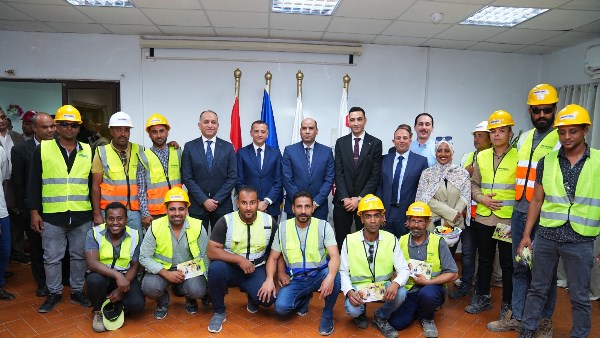 وزير العمل مع عمال كيما أسوان
