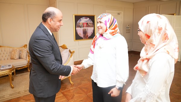 وزير العمل خلال استقباله راندا حسني