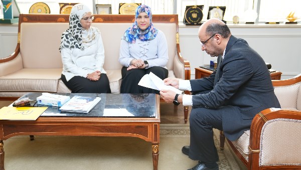 وزير العمل يراجع عقد راندا قبل توقيعه