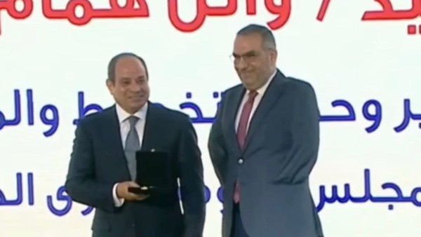تكريم الرئيس السيسي للمهندس وائل همام 
