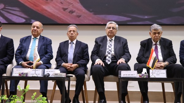 يوم الطبيب.. تحذير من الإفراط في إنشاء الكليات.. وخطة لوأد فتة الفضائيات