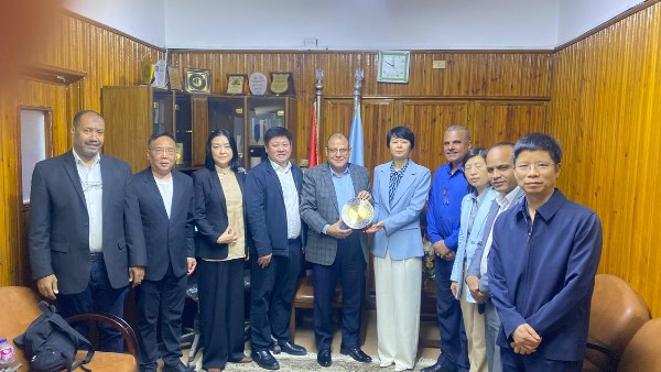 مجدي البدوي يستقبل وفدا من عمال مقاطعة خونان الصينية 