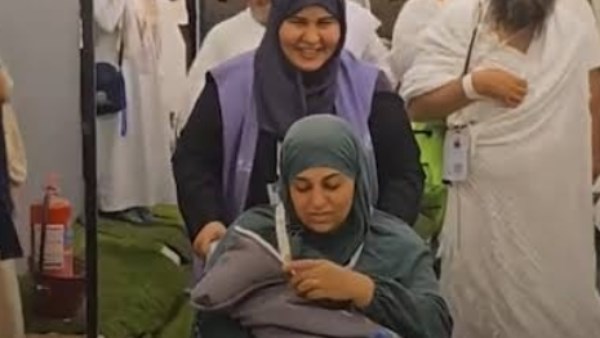 السيدة وطفلها المولود